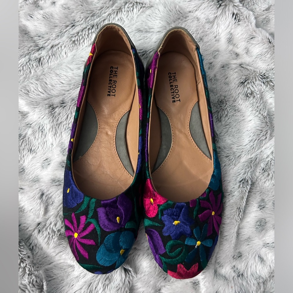 The Root Collective Gaby Flat in Embroidered Black Floral, Size 10